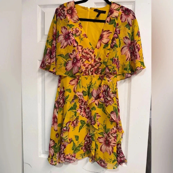 Mabel Floral Dress in Bamboo Combo
BCBGMAXAZRIA
Color:Bamboo Combo size 4 NWOT - Picture 2 of 6